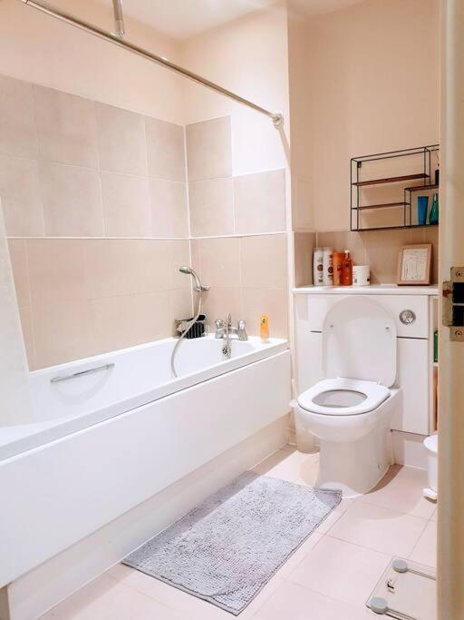 Central Spacious And Secure With A Double Bed Эджвар Экстерьер фото